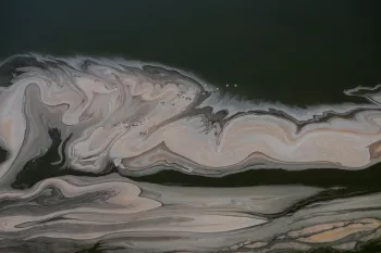 Lake Magadi met flamingo's vanuit vogelperspectief